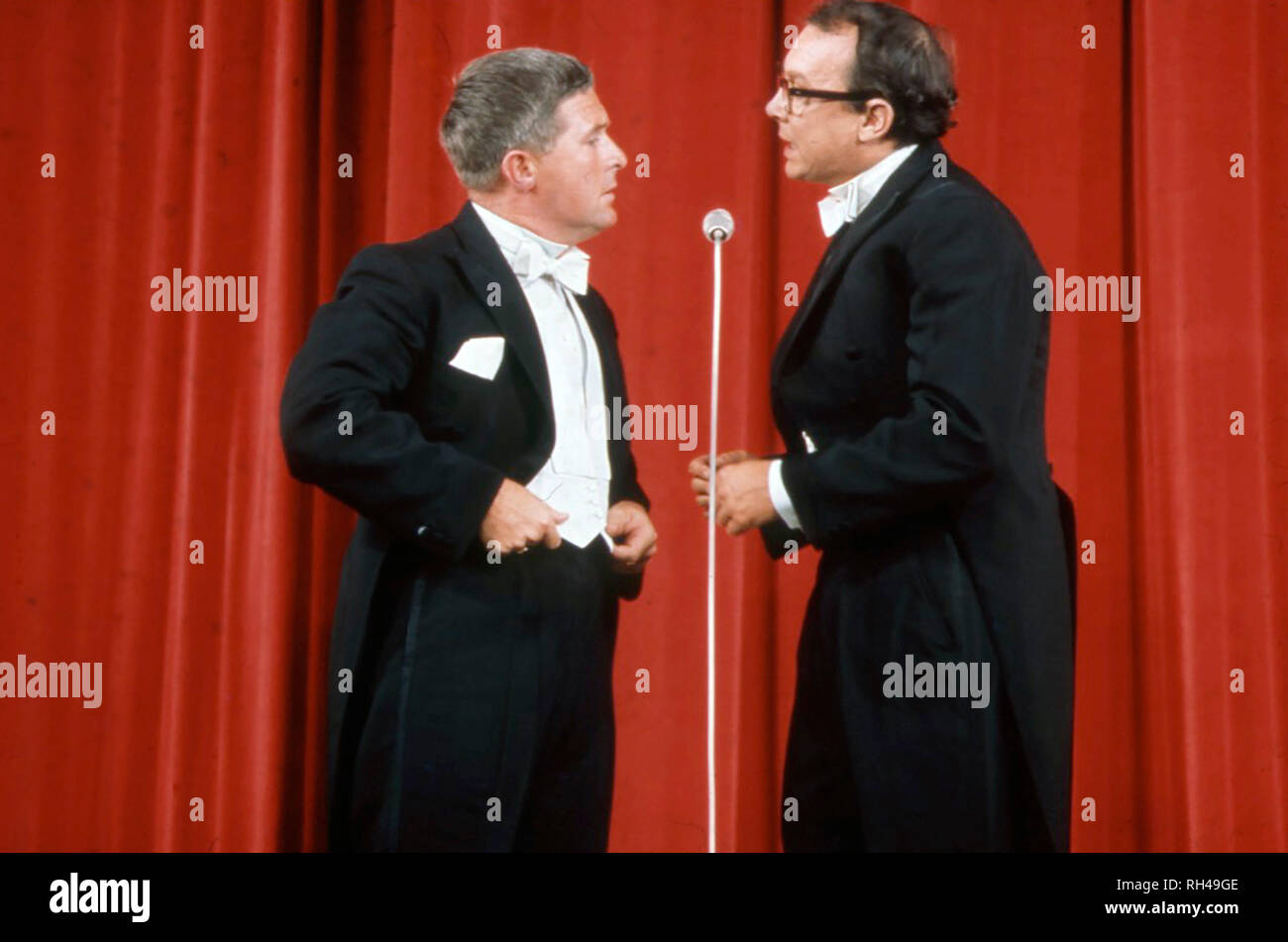 MORECAMBE und kluge Englisch comic doppelte Tat mit Ernie Wise links und Eric Morecambe Stockfoto