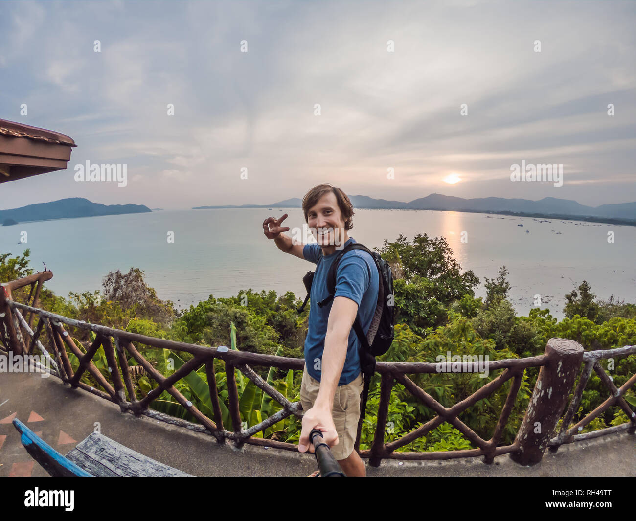 Ein Mann macht selfie auf dem Hintergrund des Meeres Stockfoto