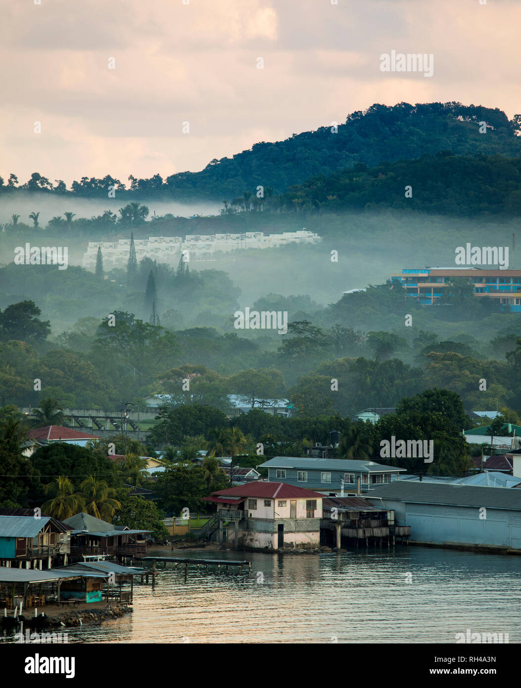 Blick auf Coxen Hole und Port auf Roatan im Morgennebel. Stockfoto
