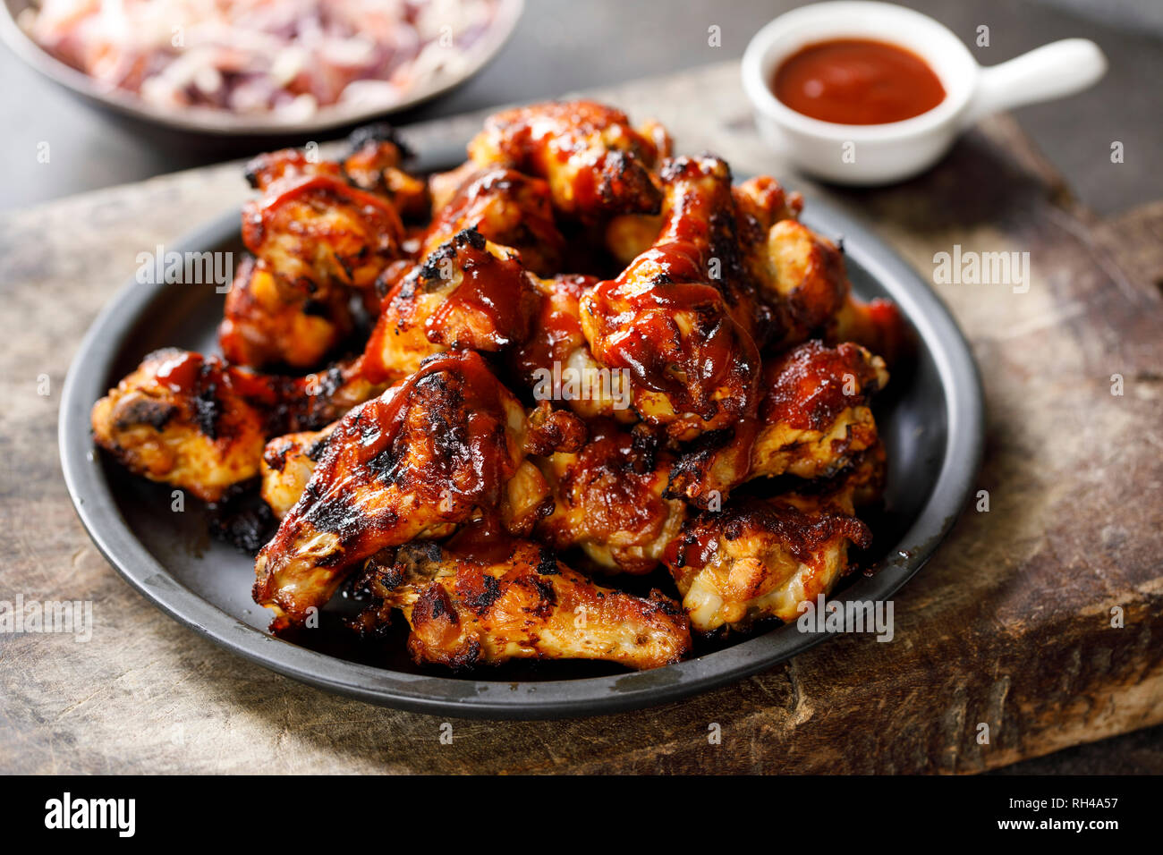 Barbecue Chicken Wings mit Sauce Stockfotografie - Alamy