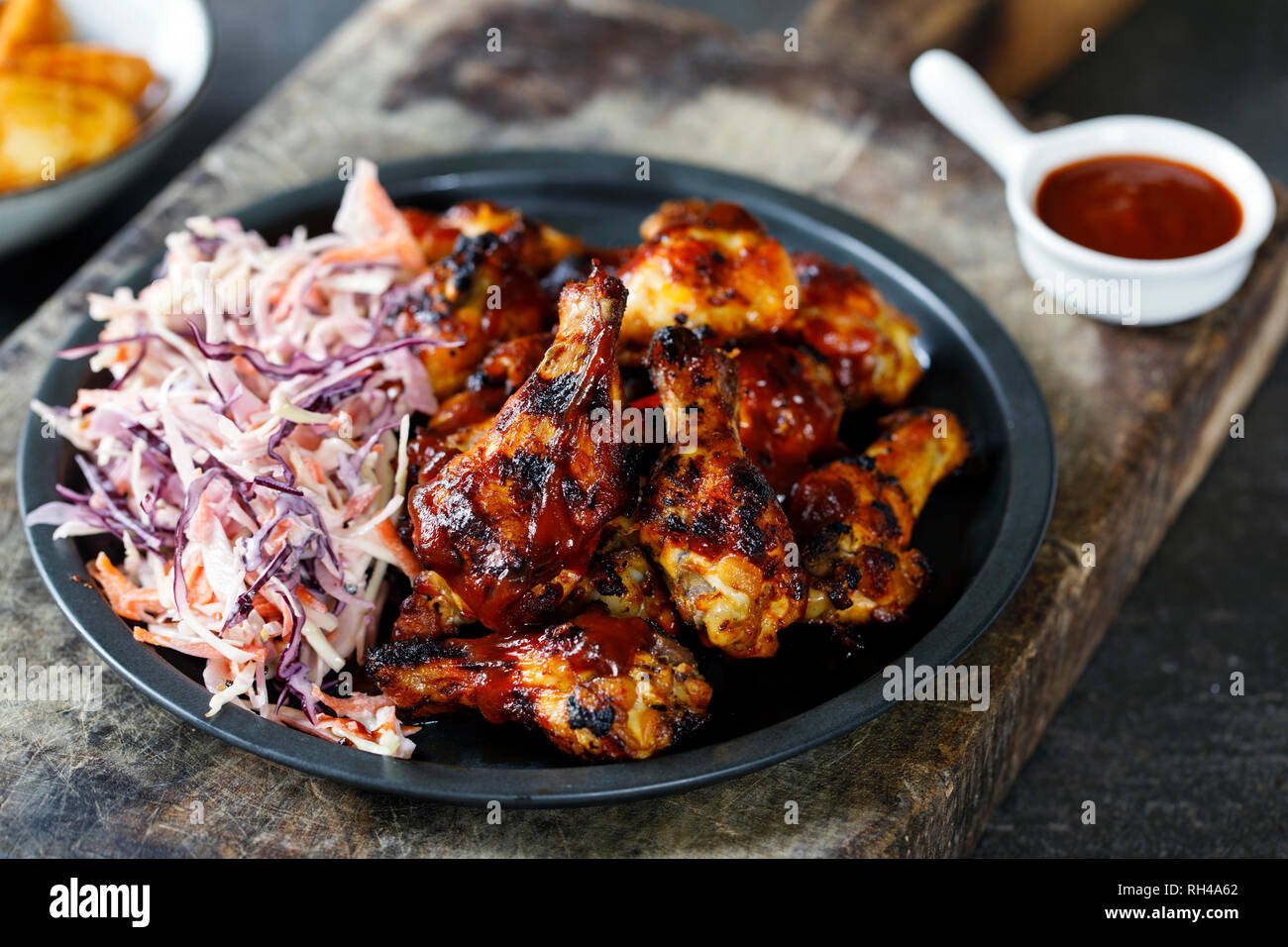 Barbecue Chicken Wings mit Sauce Stockfoto