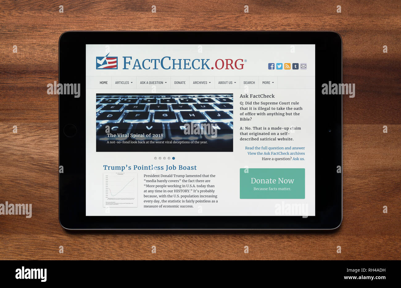 Die Website von FactCheck ist gesehen auf einem iPad Tablet, der ruht auf einem Holztisch (nur redaktionelle Nutzung). Stockfoto