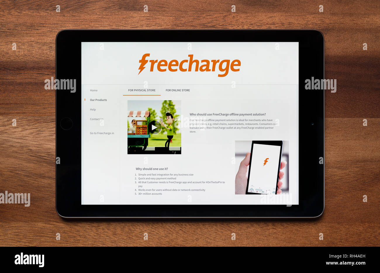 Die Website von Freecharge gesehen auf einem iPad Tablet, der ruht auf einem Holztisch (nur redaktionelle Nutzung). Stockfoto