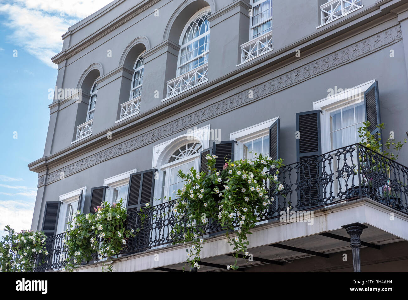 Die historische Kolonialzeit aus den 1800er Jahren beherbergt uns, den eisernen Balkon des LaLaurie Mansion, das Haus von Madame LaLaurie, Royal Street, New Orleans French Quarter, Louisiana, USA Stockfoto