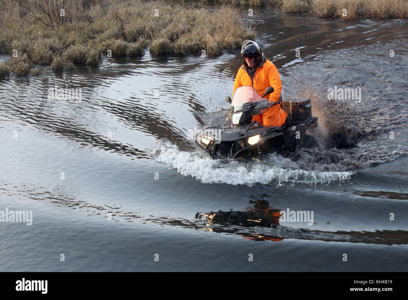 Reiten ATV durch sehr tiefes Wasser Stockfoto