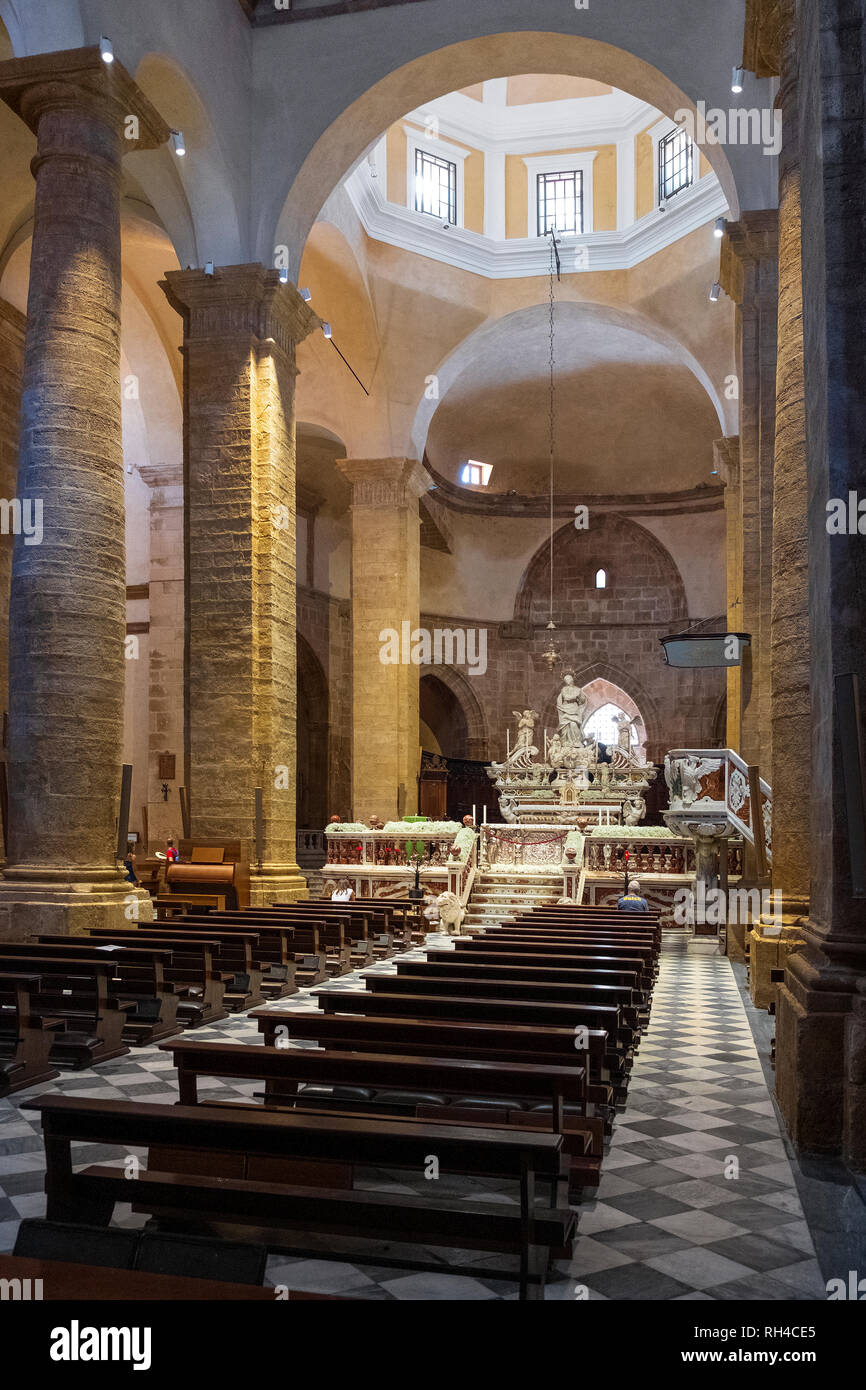 Alghero, Sardinien/Italien - 2018/08/07: das Innere der Kathedrale von Alghero Kirche, auch als Dom St. Maria, der Unbefleckten - Duomo di Alghero bekannt - Stockfoto