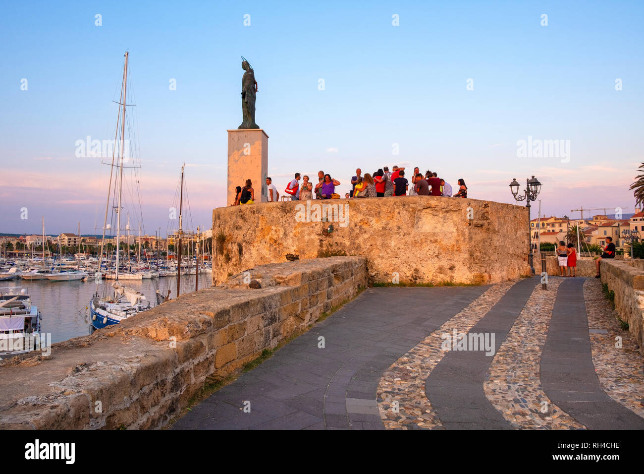 Alghero, Sardinien/Italien - 2018/08/10: Sommer Sonnenuntergang Blick auf die Altstadt von Alghero St. Elm Turm - Torre di Sant Elmo - mit Verteidigung Wände Stockfoto