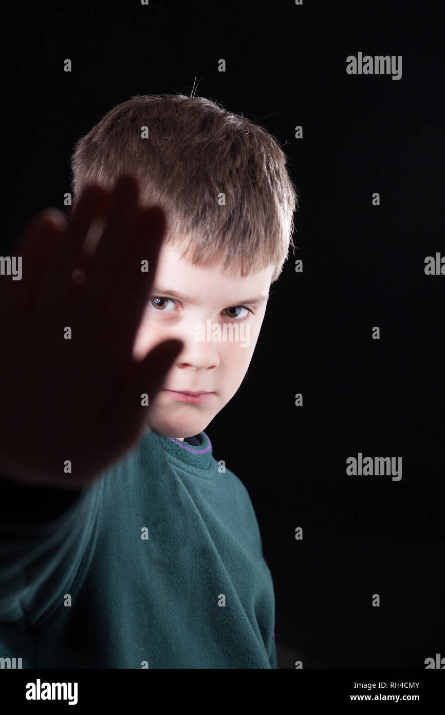 Studio Aufnahmen von jungen Jungen mit kurze braune Haare, trug grüner Jumper Stockfoto