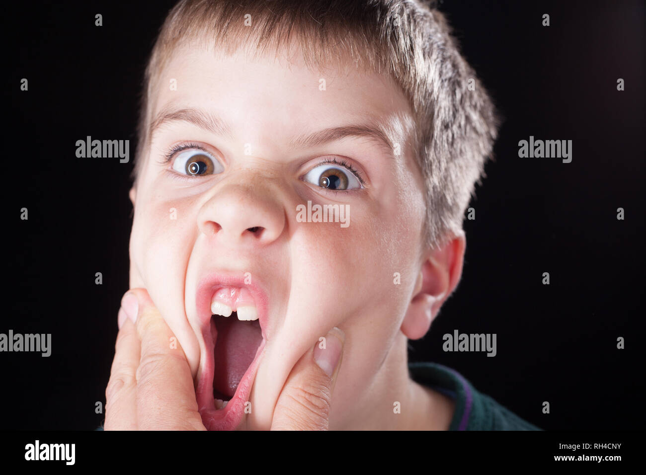 Studio Aufnahmen von jungen Jungen mit kurze braune Haare, trug grüner Jumper Stockfoto