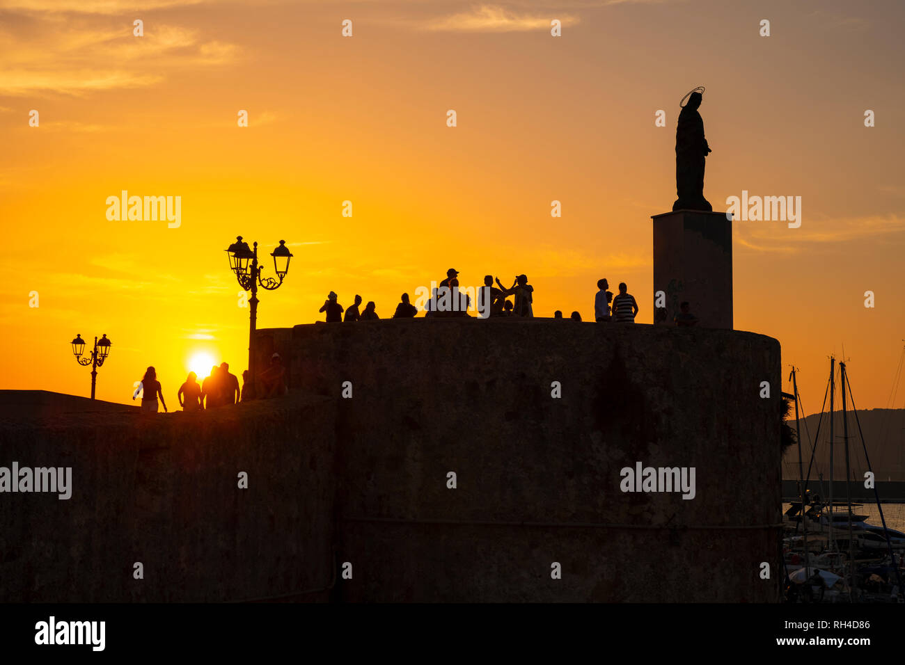 Alghero, Sardinien/Italien - 2018/08/10: Sommer Sonnenuntergang Blick auf die Altstadt von Alghero St. Elm Turm - Torre di Sant Elmo - mit Verteidigung Wände Stockfoto