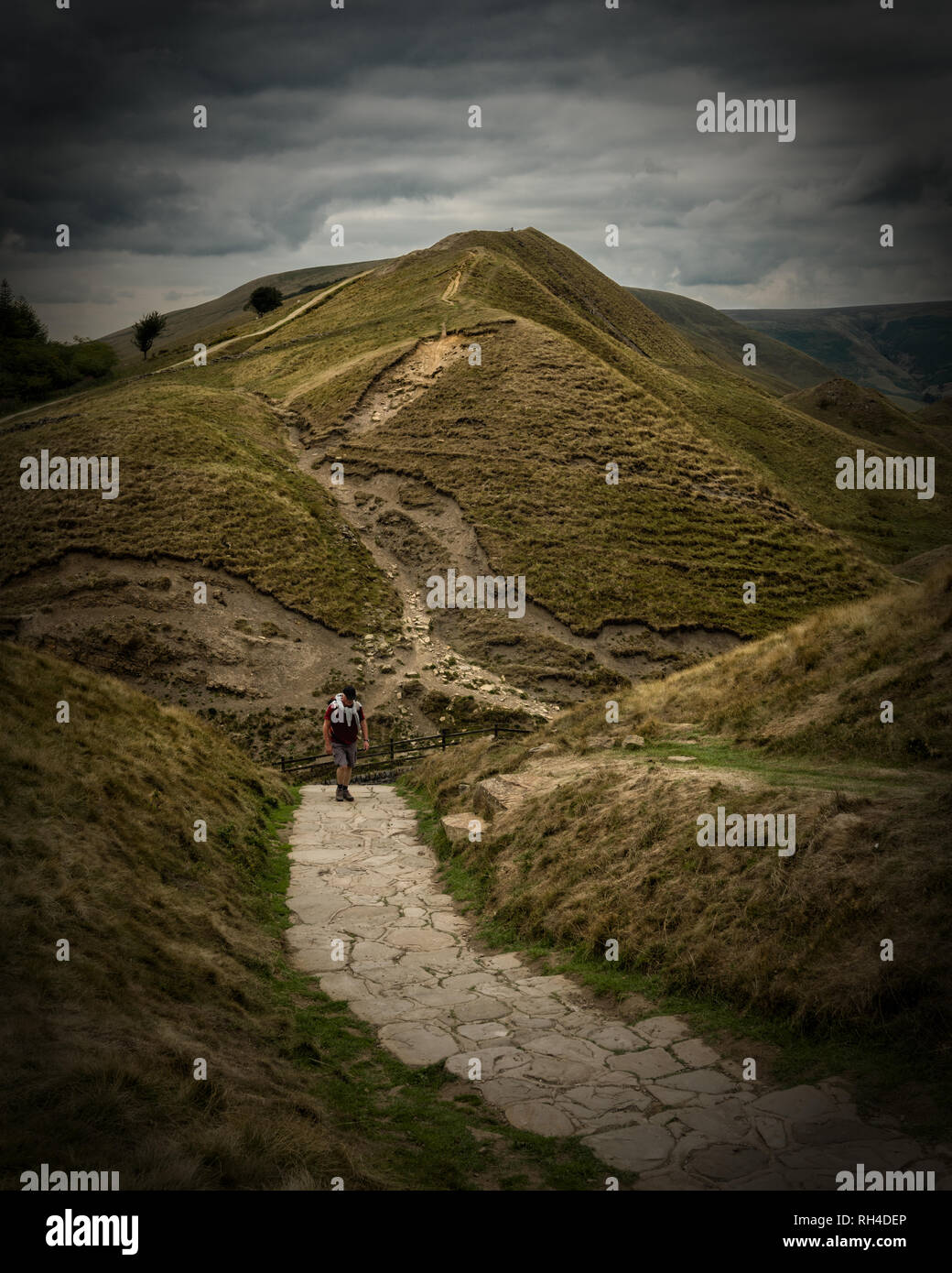 Dies ist Rushup Edge gesehen aus dem Fußweg, bis zu Mam Tor führt. Noch ein majestätisches Hotel auf der gloomiest der Tage Stockfoto