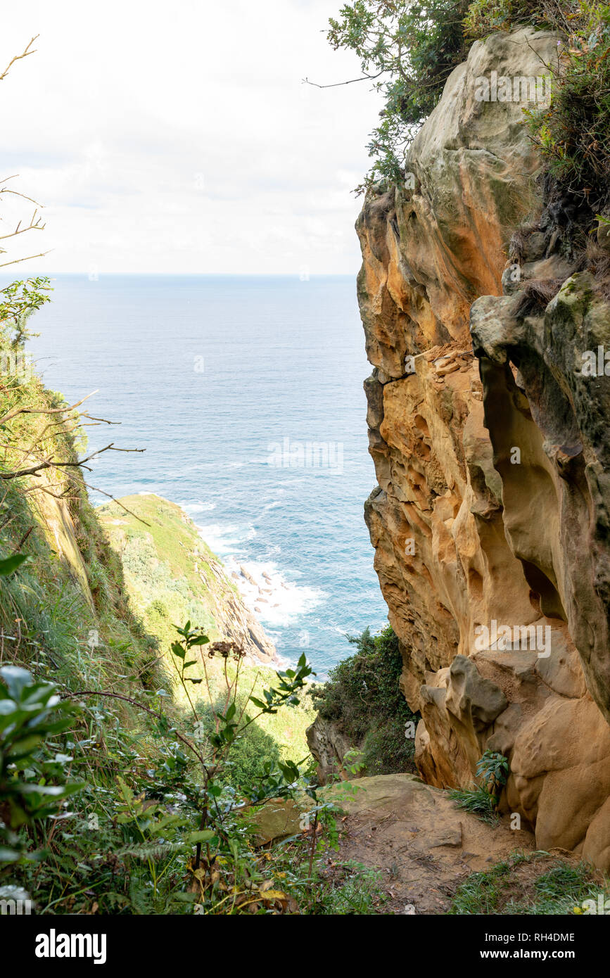 Cliff an der Steilküste in der Nähe von San Sebastian Stockfoto