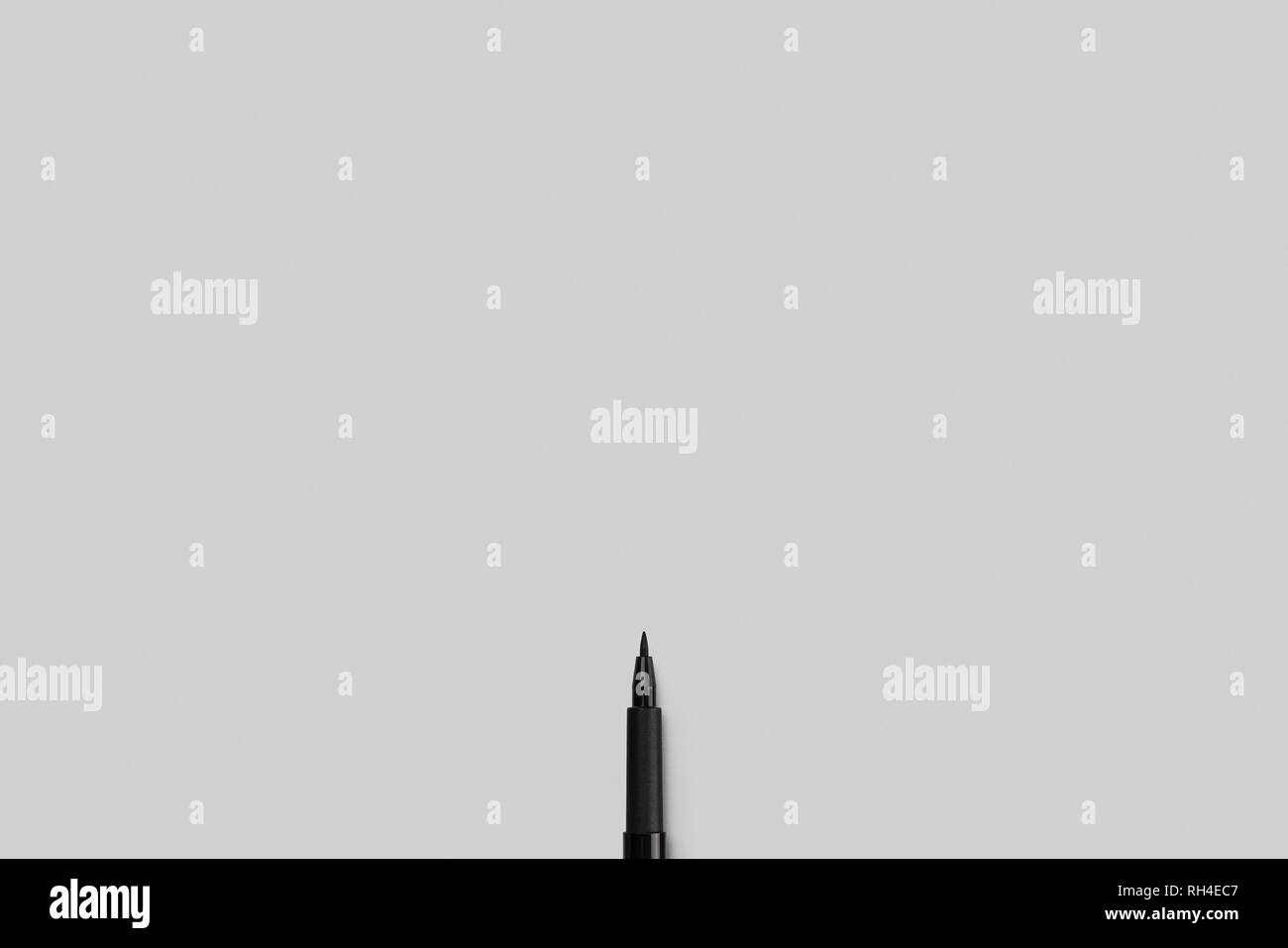Markierstift mit feiner Spitze auf grauem Hintergrund Stockfoto