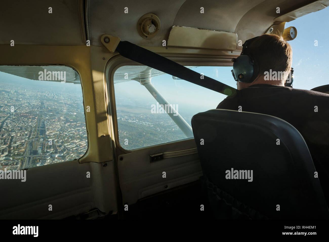 Mann fliegen kleinen Flugzeug über die Stadt Stockfoto