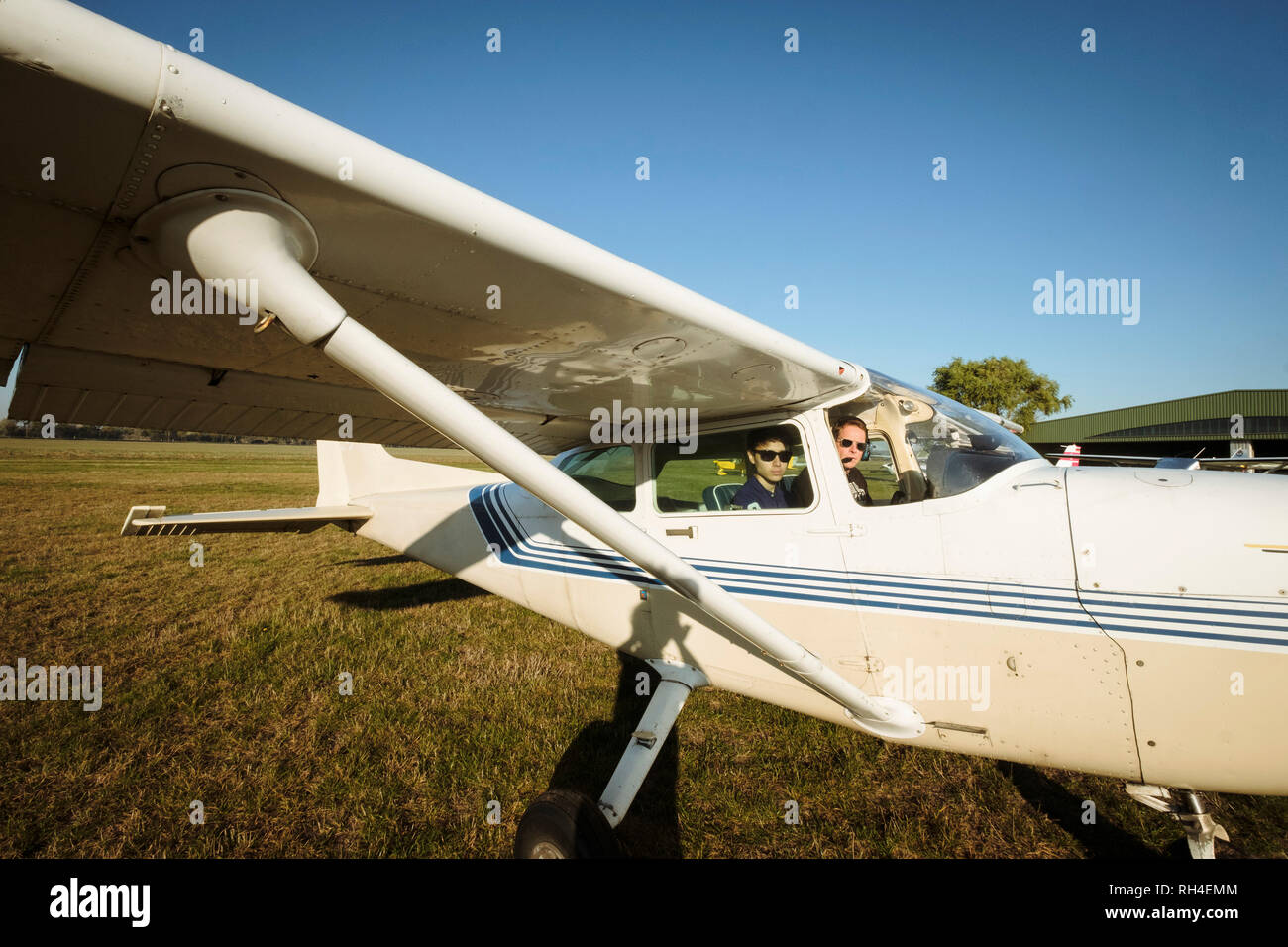 Vater und Sohn in kleinen Flugzeug im sonnigen Bereich Stockfoto