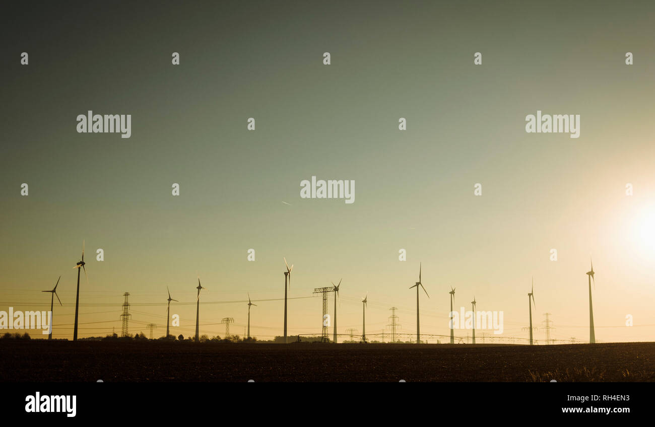 Windenergieanlagen gegen Sonne Sonnenuntergang Himmel, Land Brandenburg, Deutschland Stockfoto