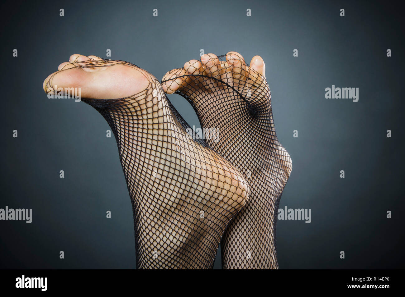 Womans Füße durchzugehen, Netzstrümpfe Stockfoto