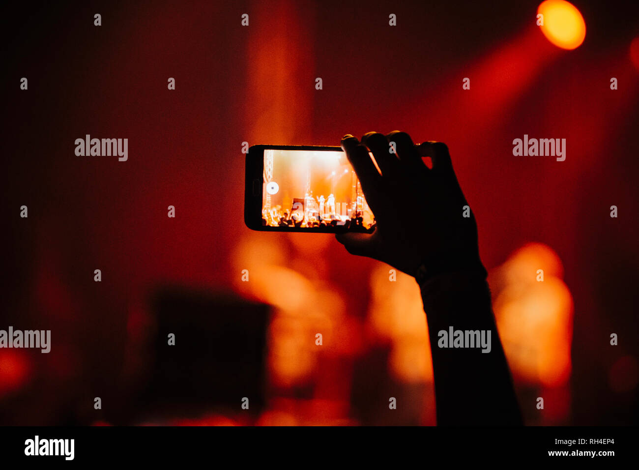 Hand des Menschen im Publikum Video recording Konzert mit Kamera Handy Stockfoto