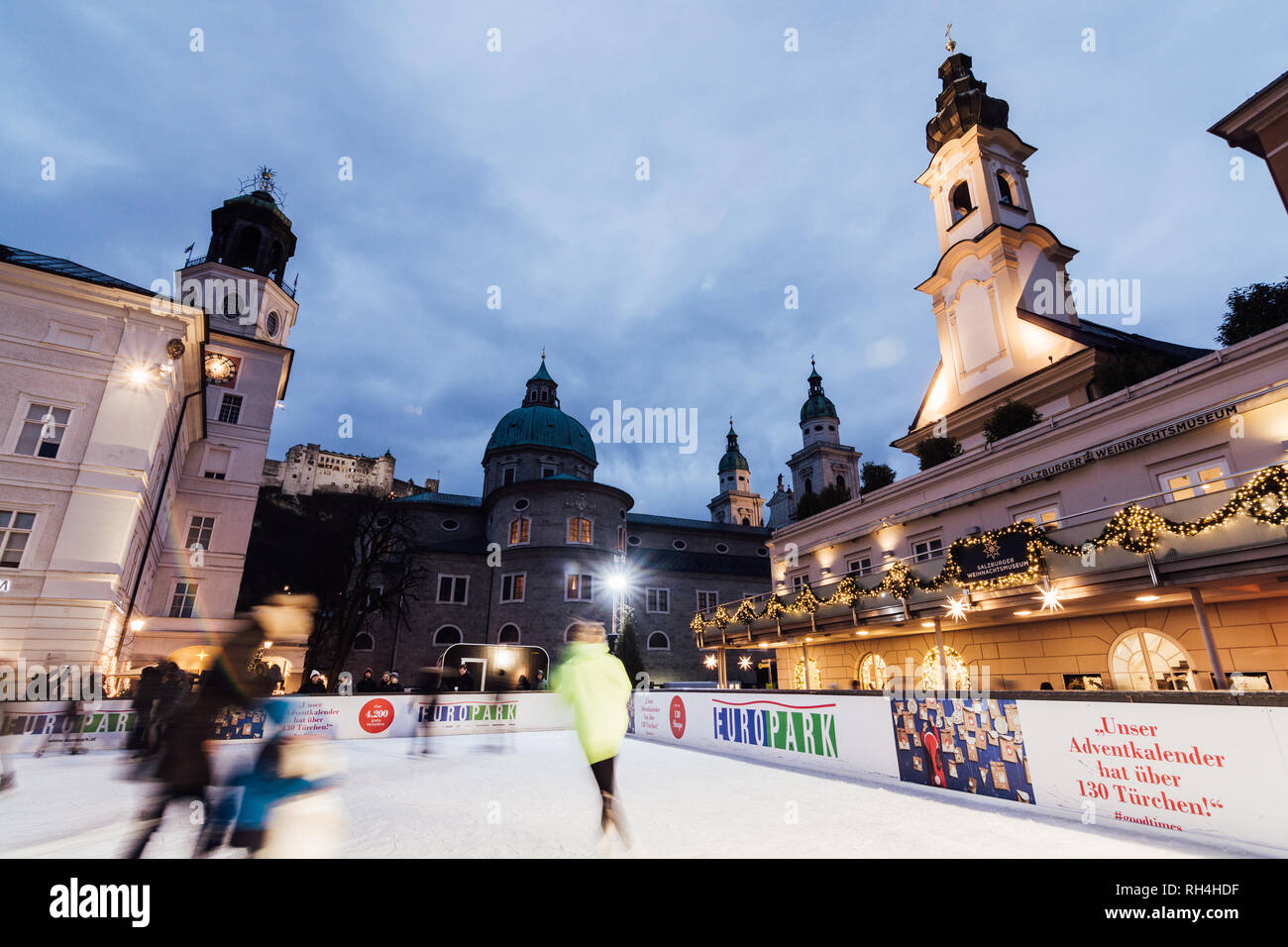 SALZBURG, Österreich - Dezember 2018: Menschen Schlittschuhlaufen auf der Eisbahn in der Altstadt Weihnachtsmarkt. Stockfoto