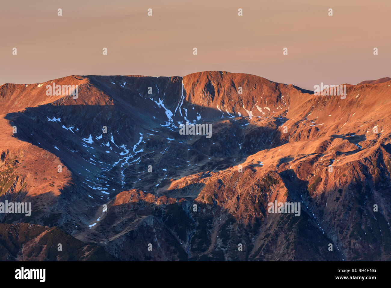 Berglandschaft im Sonnenaufgang. Fagaras Gebirge, Rumänien Stockfoto
