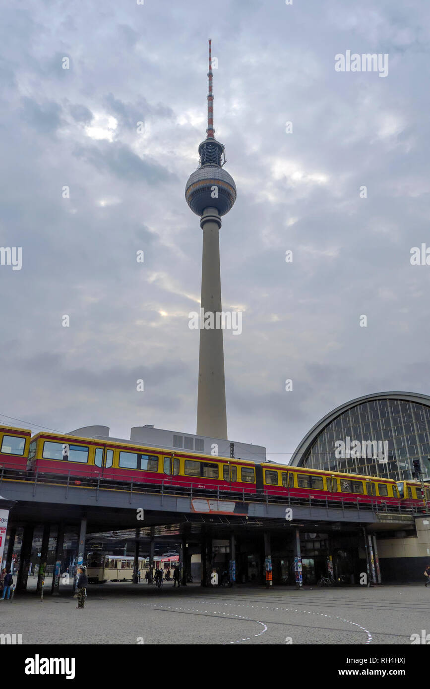 Berliner Fernsehturm und U-Bahn. Zum Alexanderplatz. Stockfoto