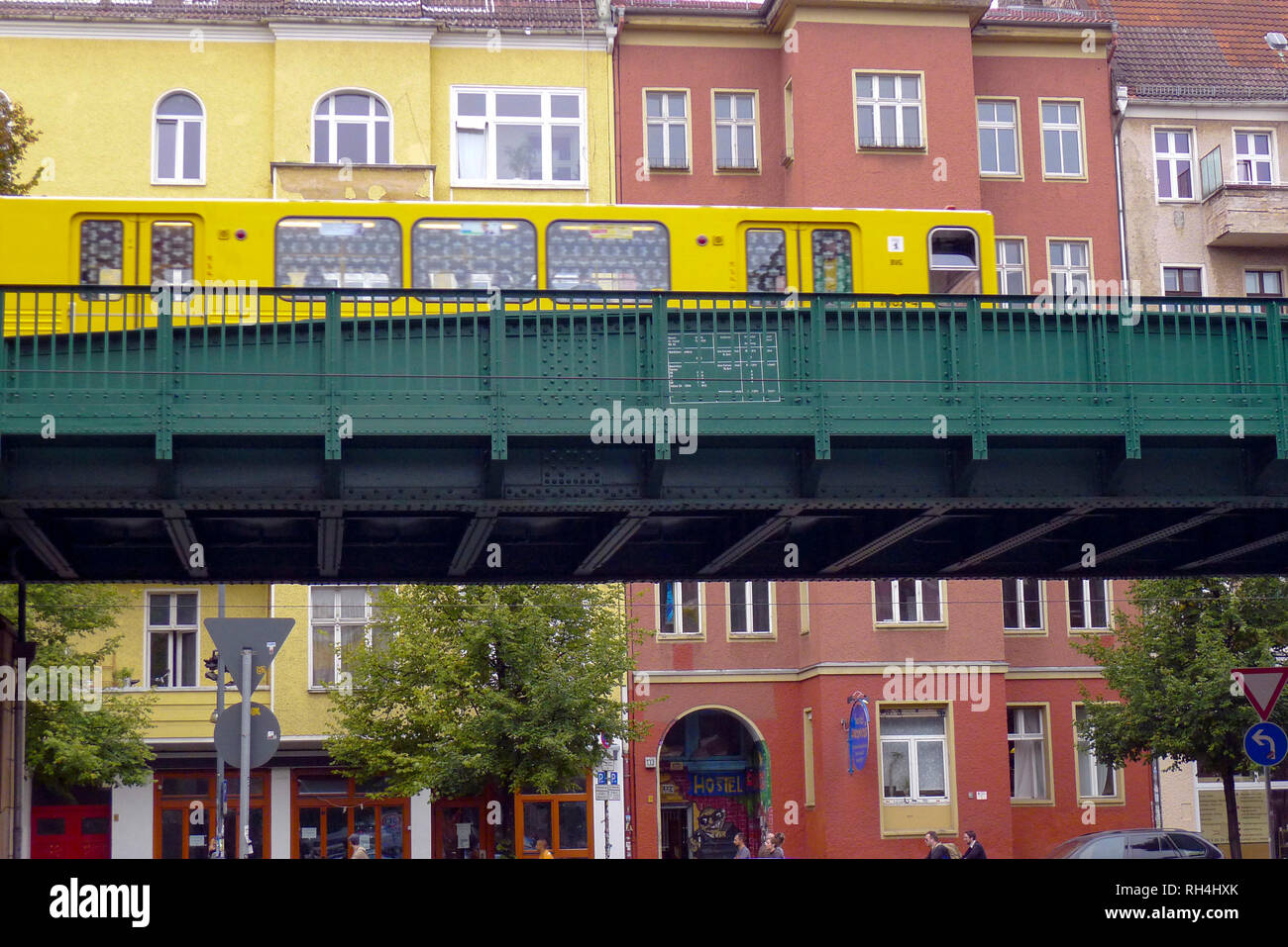 Berliner U-Bahn gelbe Trainer overpassing Straße gegen alte Häuser frontline Stockfoto