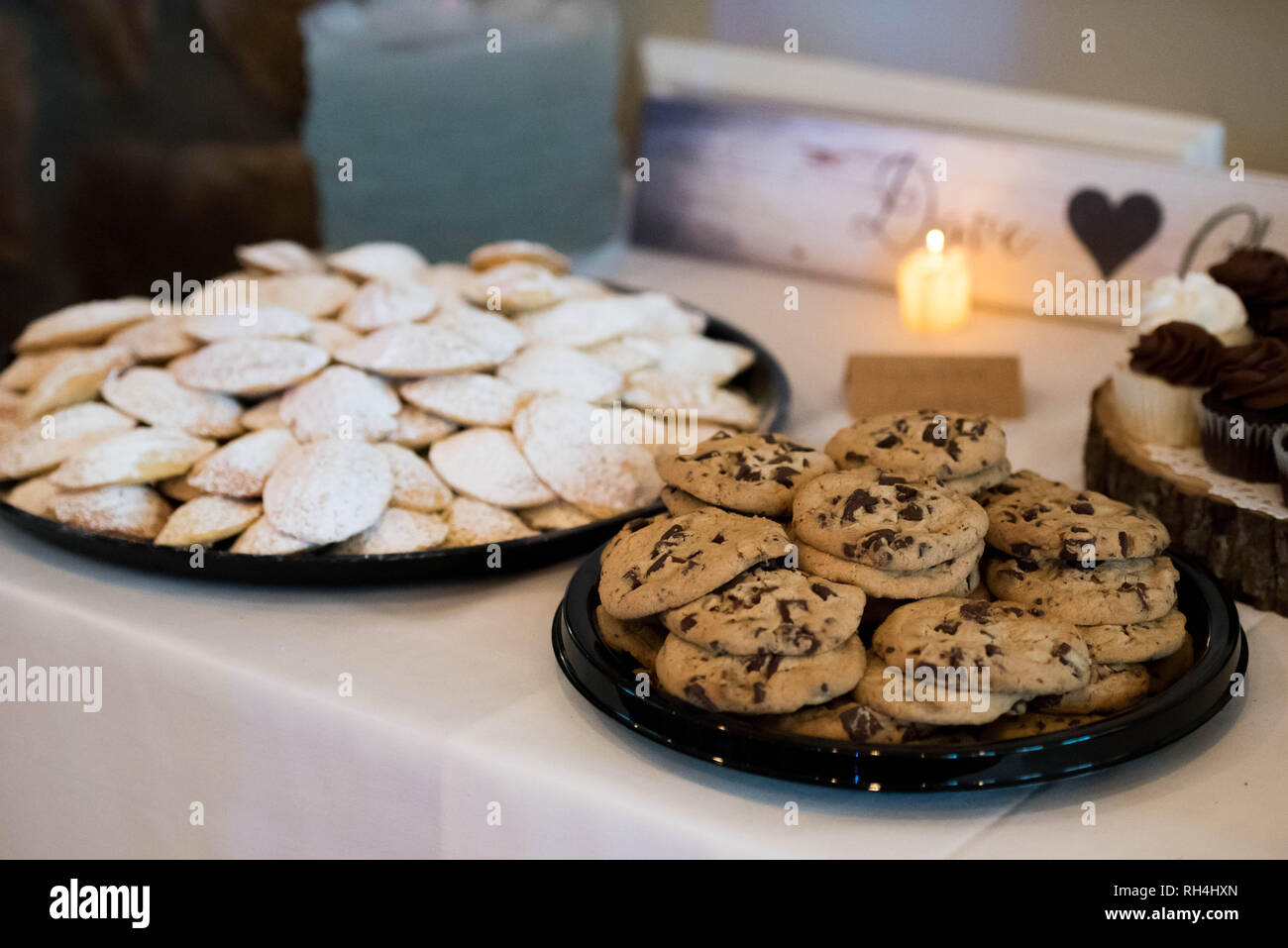 Kekse und Desserts bei einem rustikalen Hochzeitsempfang mit Themen Stockfoto