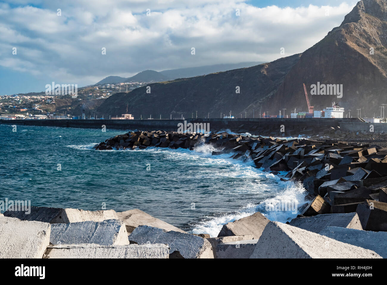Die Meeresfront am Hafen von Santa Cruz de La Palma mit großen Betonblöcken zum Schutz vor Küstenerosion durch mächtige Wellenaktionen Stockfoto