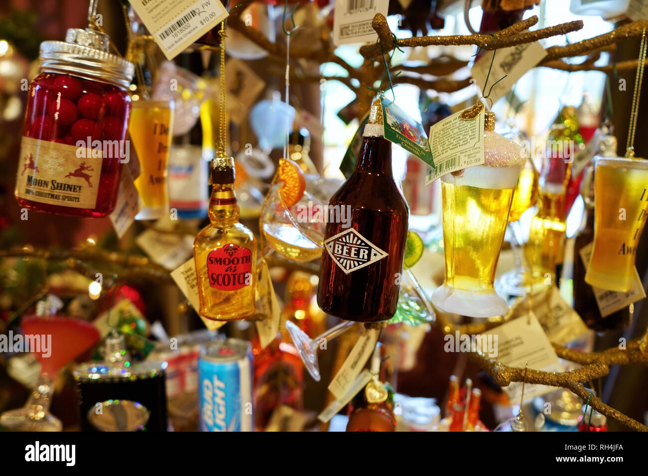 Wilton, CT USA. Nov 2018. Einzigartige Alkohol Thema weihnachtsverzierungen am Historischen Weihnachten Scheune. Stockfoto