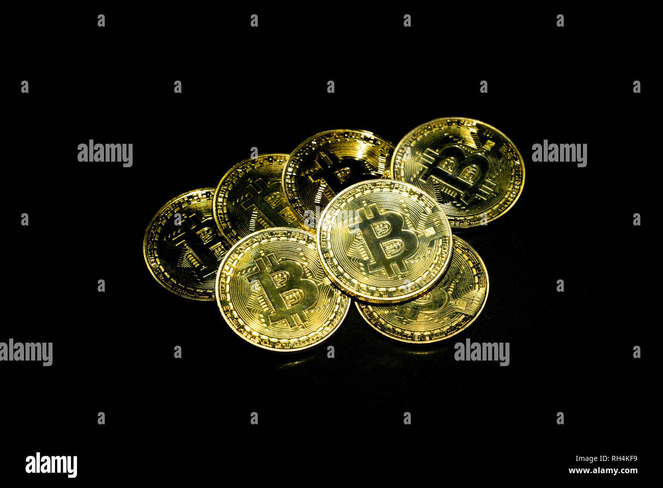 Golden bitcoin cryptocurrency in dunklen Hintergrund Stockfoto