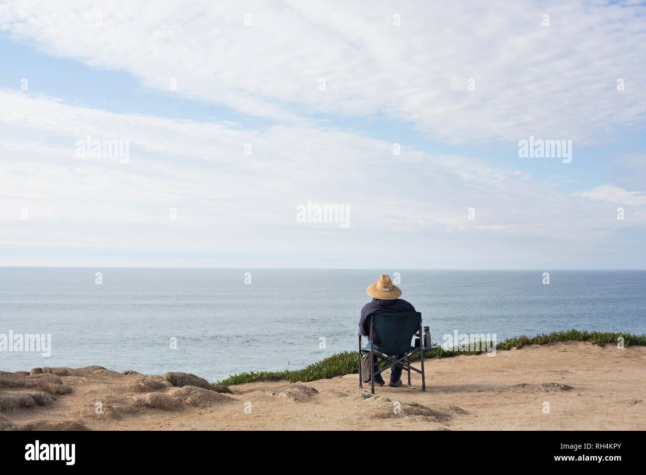 Eine Person sitzt auf einem Kliff, Whale Watching, in der Bodega Head, Kalifornien, USA. Stockfoto