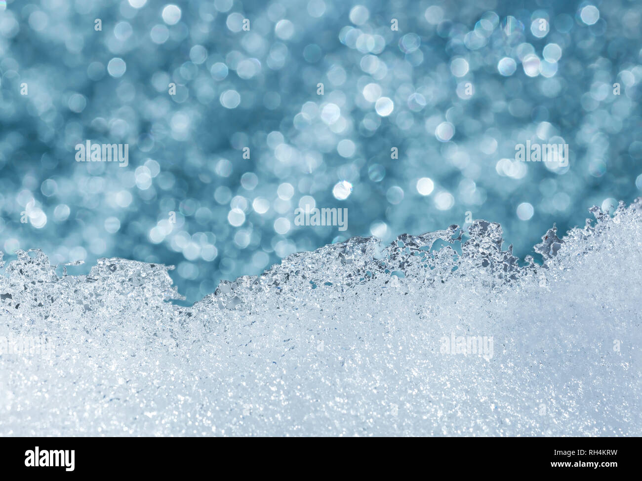 Eisige Schmelzwasser Muster mit verschwommen Lichter. Abstrakte Winter Hintergrund Stockfoto