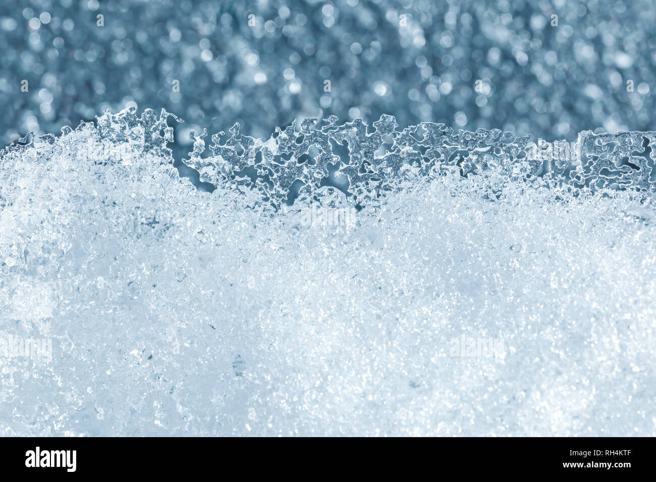 Abstrakte texturierte Blue frosty Hintergrund mit schmelzenden Schnee und verschwommen Lichter Stockfoto