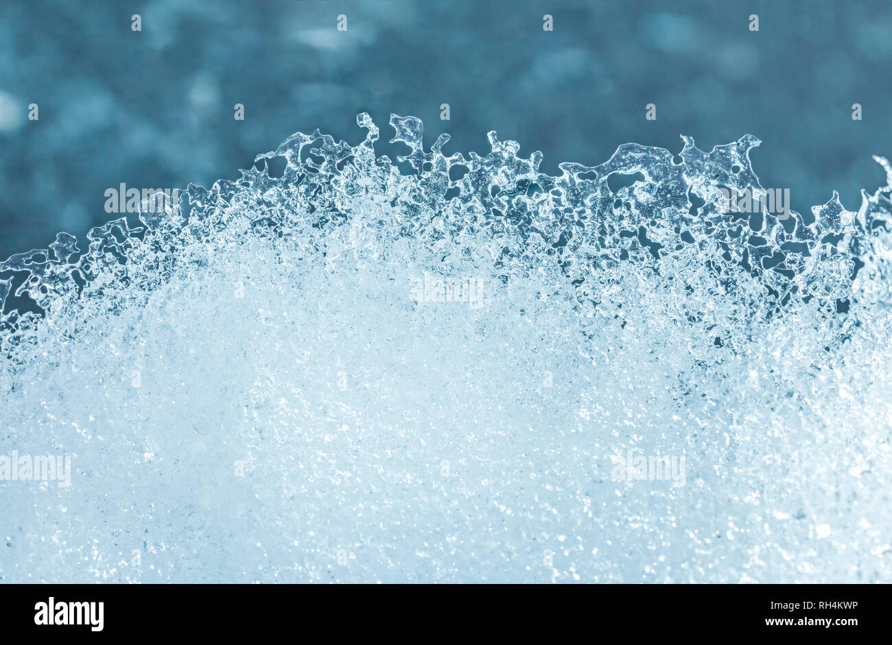 Closeup Textur der schmelzenden Kristall Schnee auf Unscharf blaue Lichter Hintergrund Stockfoto