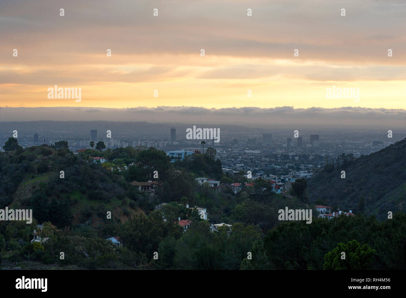 Anzeigen von Los Angeles durch die Hollywood Hills bei Sonnenuntergang. Stockfoto