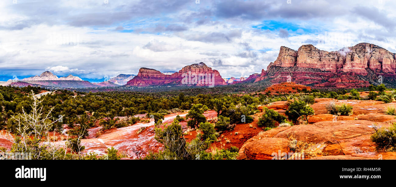 Panorama übersicht Bäche und Pfützen auf dem Roten Felsen in in Munds Mountain Wilderness nach Starkregen in der Nähe von Sedona in Northern Arizona Stockfoto