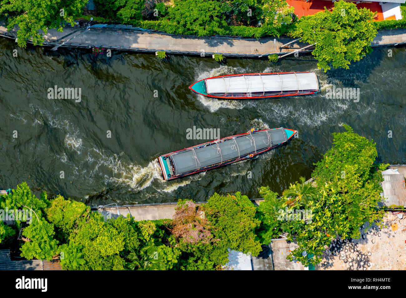 Luftaufnahme von zwei Wasser Busse jeder sonstigen Weitergabe ein Kanal in Bangkok. Stockfoto