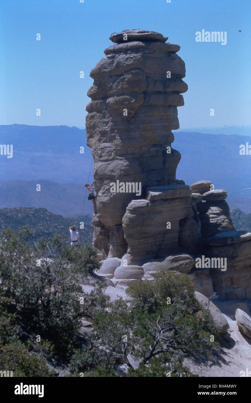 Bergsteiger klettern Fels Spindel auf dem Mount Lemmon in Tucson, Arizona. Stockfoto