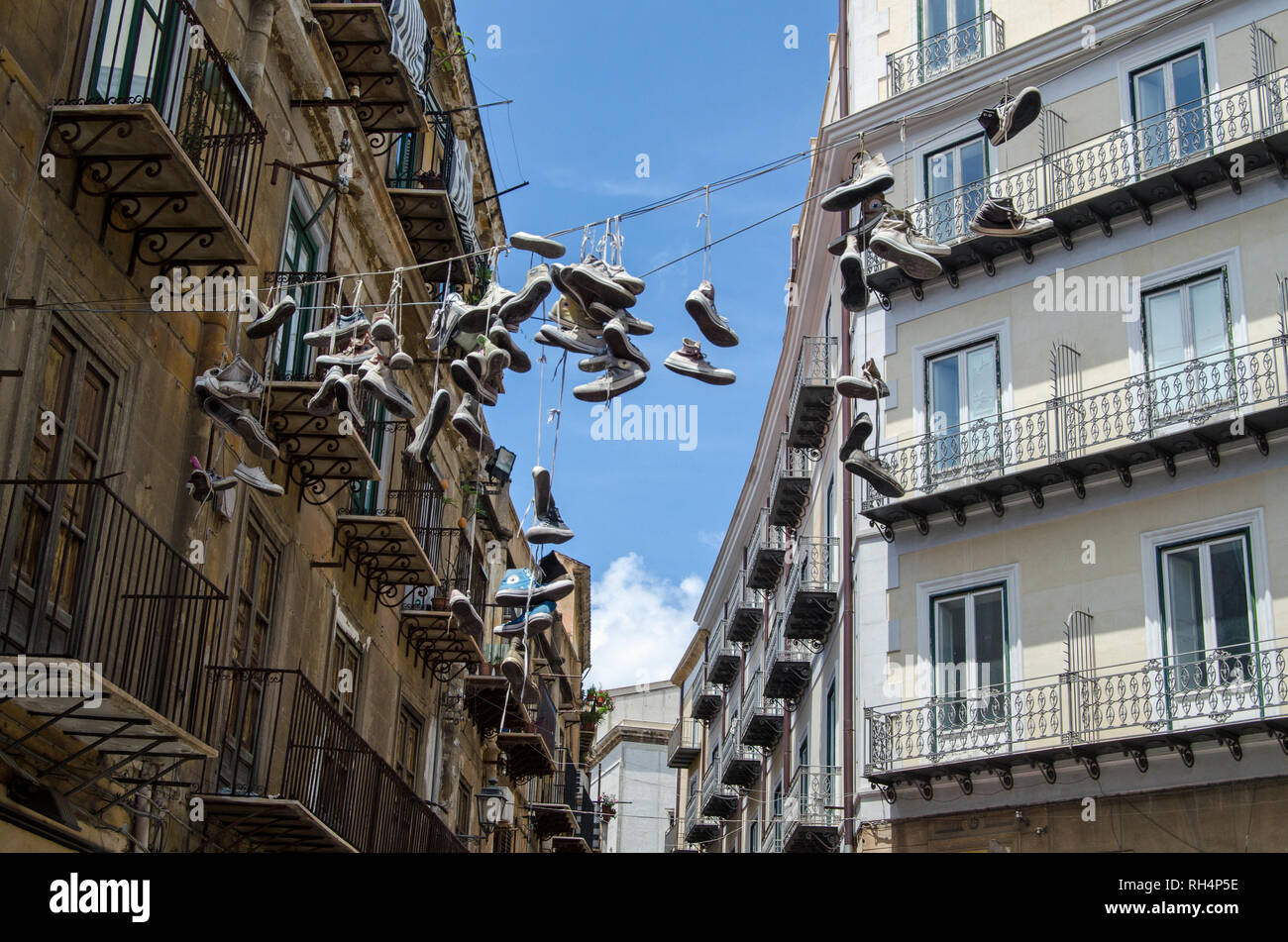 Trainer von Linien auf einer Straße in der Altstadt von Palermo, Sizilien gestreckt Baumelnden. Stockfoto