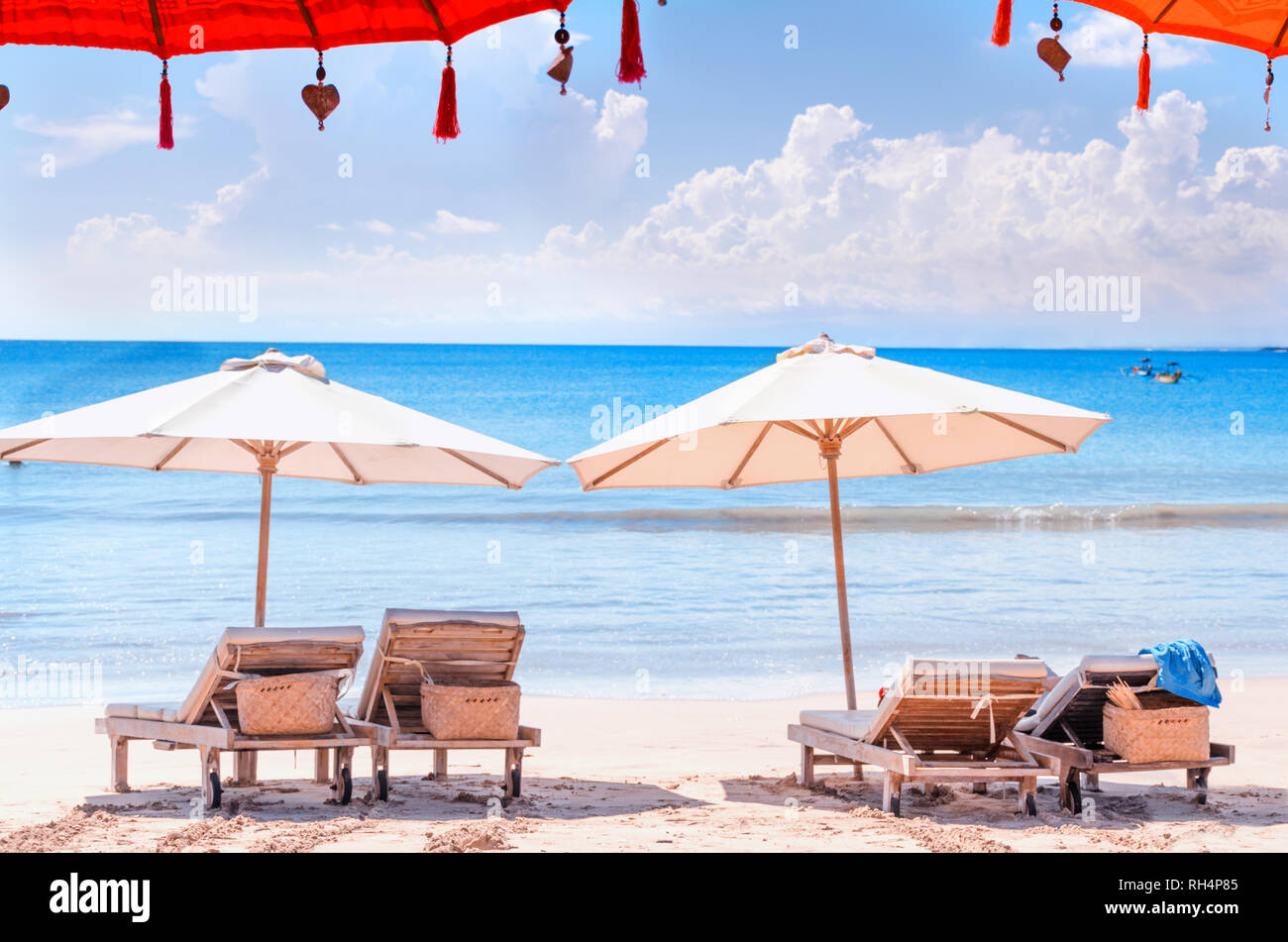 Liegen am Strand. Liegestuhl und Sonnenschirm im Bali Ufer. Luxury Beach Hintergrund. Traumhafte Küste anzeigen wallpaper Stockfoto