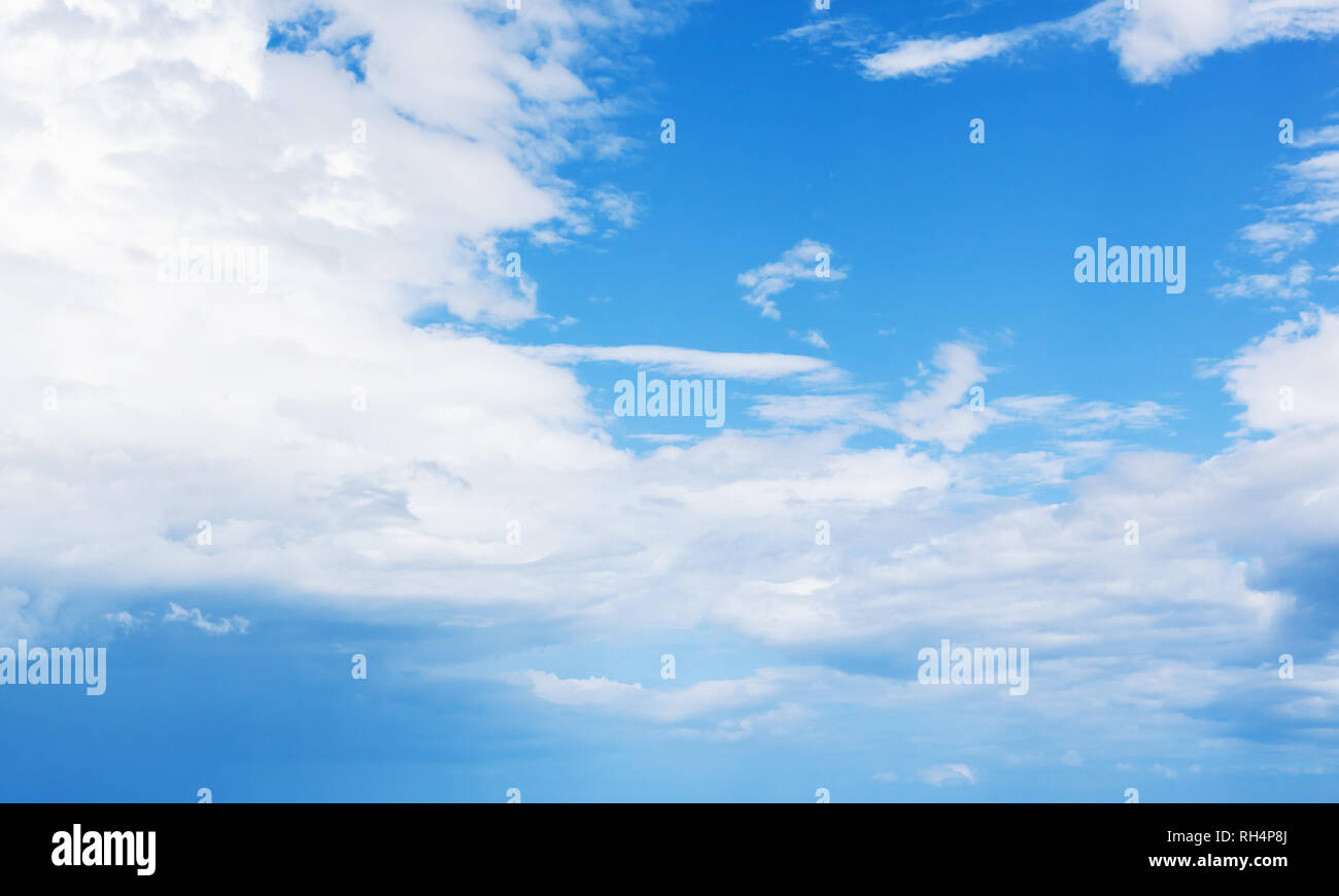 Blauer Himmel mit Wolken tagsüber, natürlichen Hintergrund Foto Stockfoto