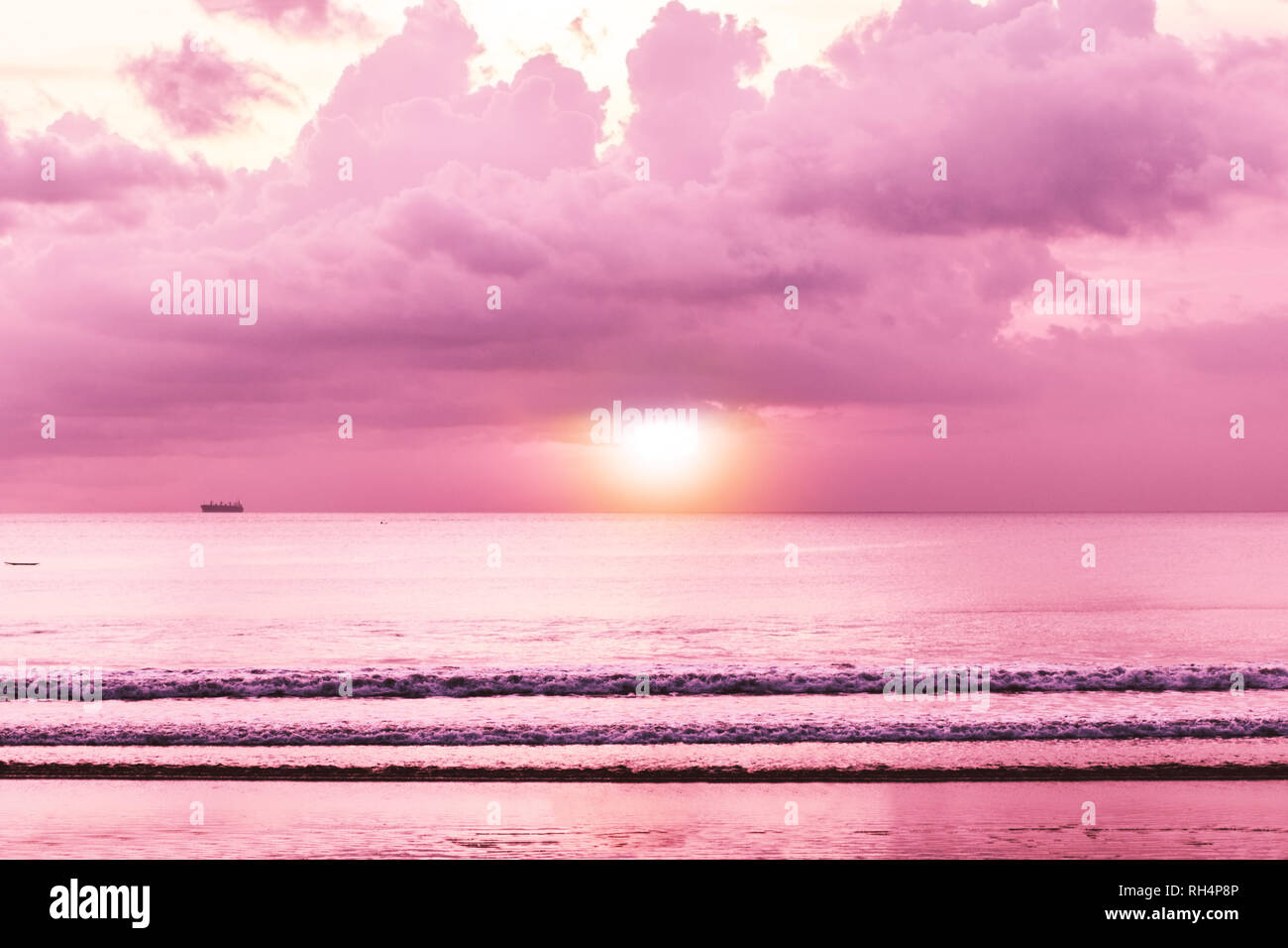 Bunten tropischen Sonnenuntergang, Meer mit Sonnenuntergang, Strand Blick Tapete. Schöne cloudscape über das Meer. Farben in warmen Rosa Farben. Bali, Indonesien. Stockfoto