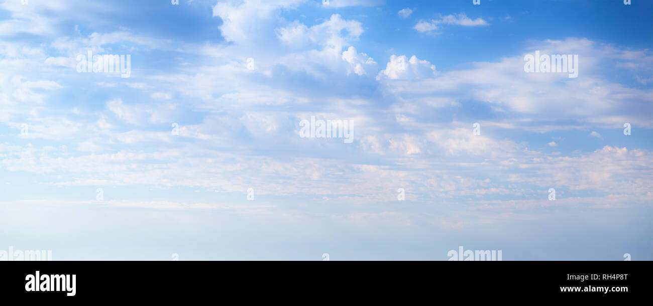 Blauer Himmel mit weißen Wolken tagsüber, natürlichen Hintergrund Foto Stockfoto