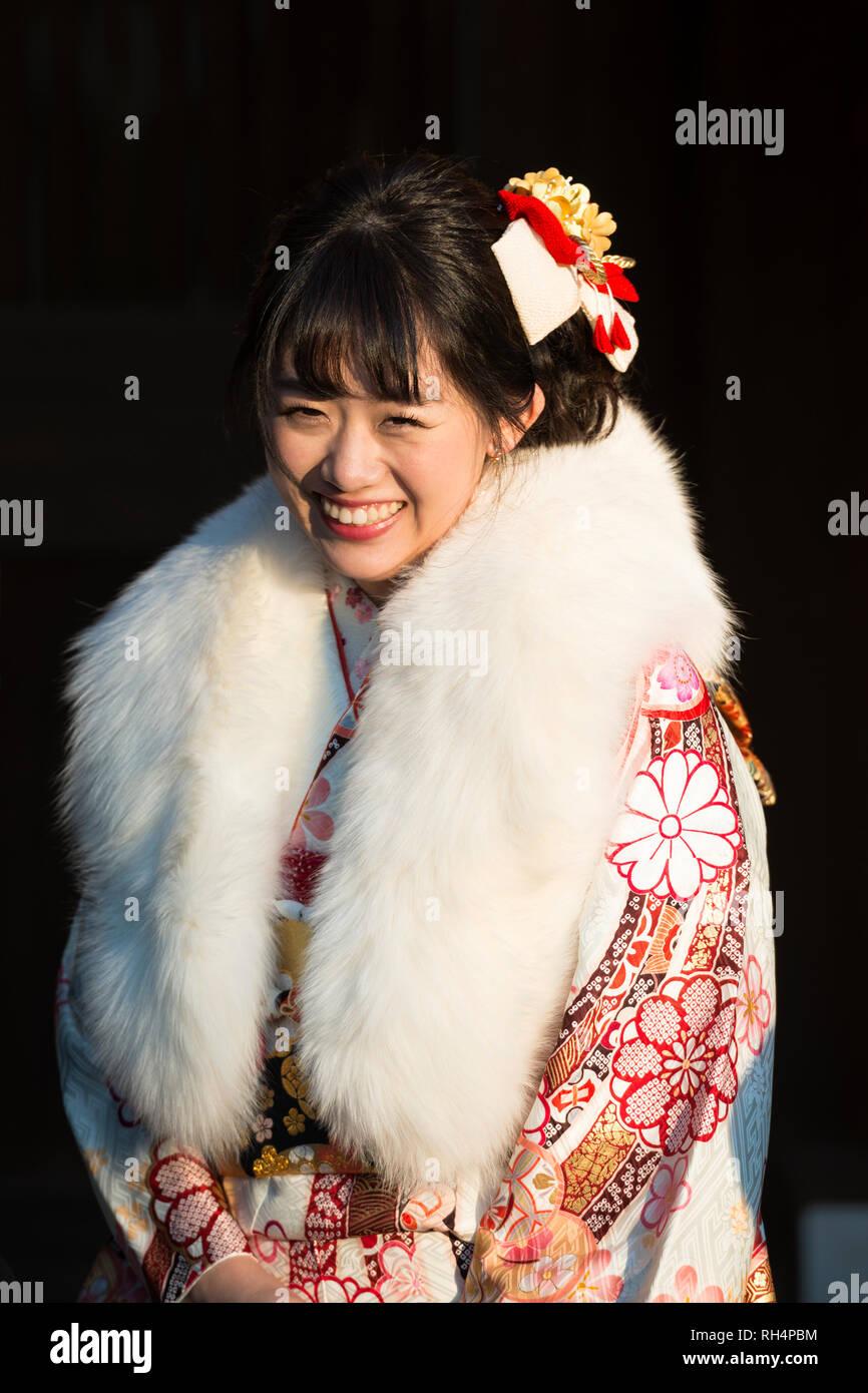 Junge Frau im Kimono auf Tag der Erwachsenen am Meiji Schrein, Harajuku, Tokio, Japan Stockfoto