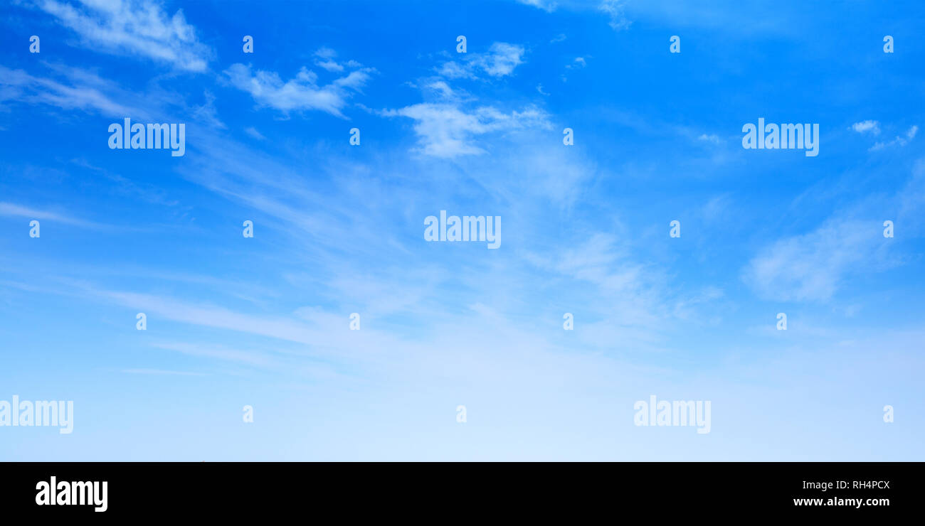 Blauer Himmel mit Zirruswolken tagsüber, natürlichen Hintergrund Foto Stockfoto