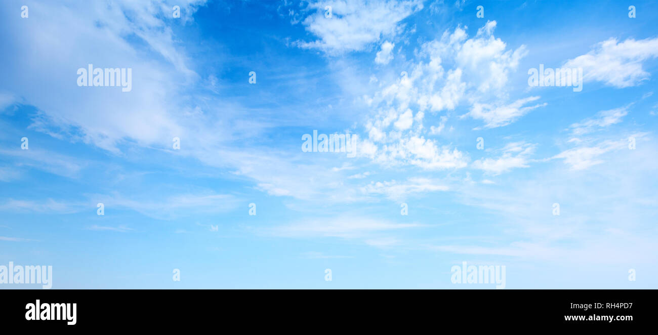 Blauer Himmel mit weißen Wolken tagsüber, natürlichen Hintergrund Foto Stockfoto