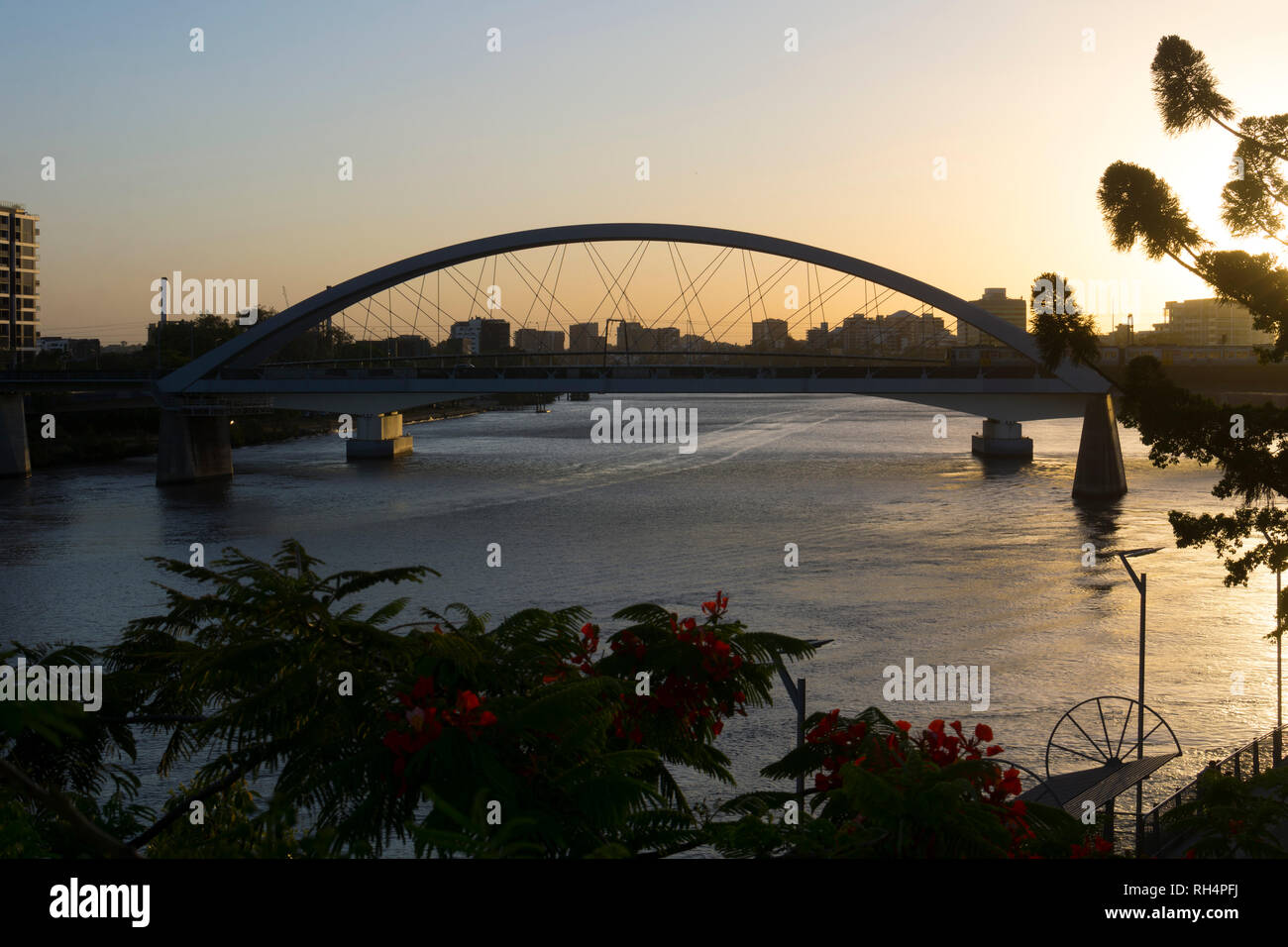 Brisbane River und Merivale Bridge bei Sonnenuntergang, Brisbane, Queensland, Australien Stockfoto