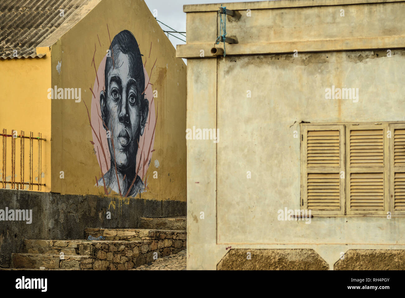 Kap Verde, Maio: Gesicht des jungen Mannes auf einem Haus von Vila do Maio gemalt (Porto Ingles) Stockfoto