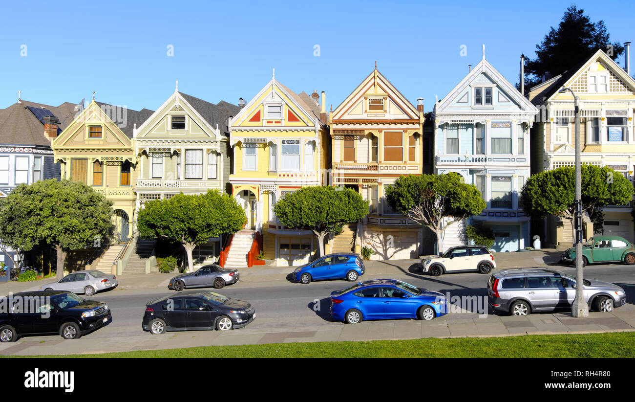 USA, Kalifornien, San Francisco: Die Painted Ladies, viktorianischen und edwardianischen Häuser und Gebäude in drei oder mehr Farben gestrichen, in der Steiner Straße, Stockfoto