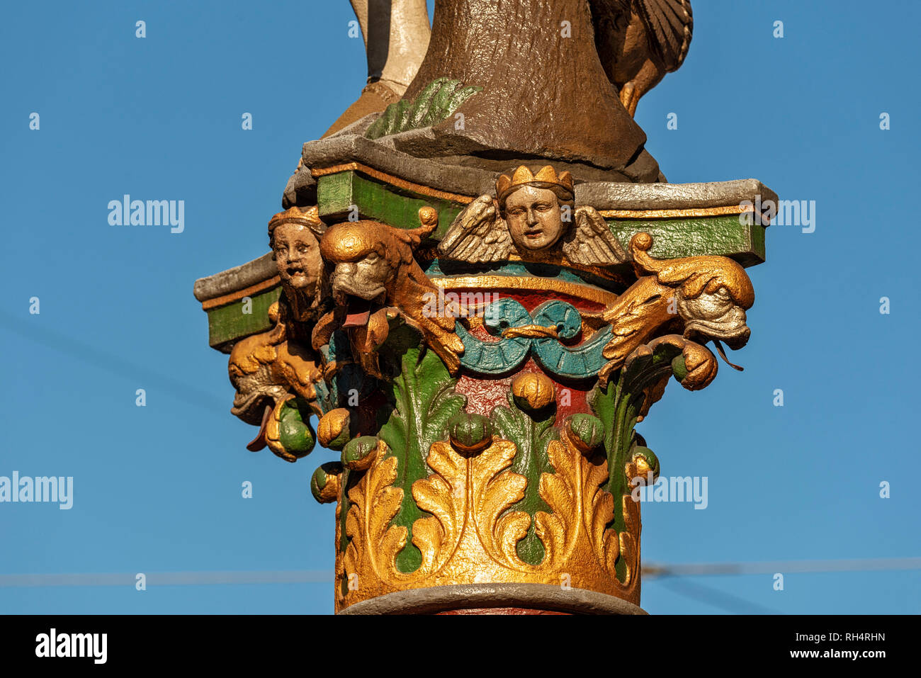 Detail der bunten Säule und Zeichen schmücken die mittelalterlichen Pfeiferbrunnen Brunnen in Bern, Schweiz Stockfoto
